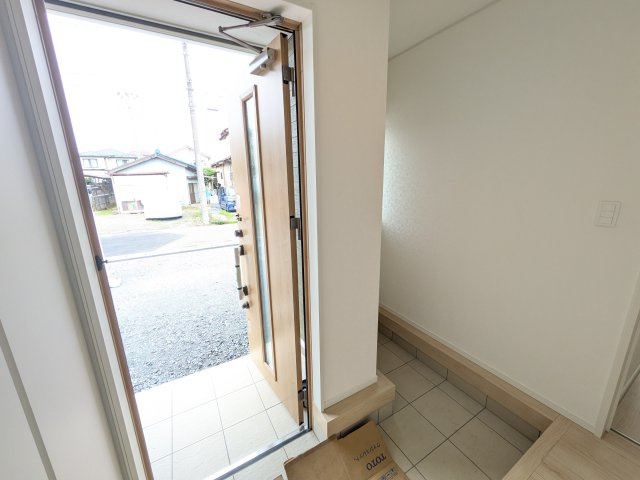 つくば市高見原　第17　新築戸建て　2号棟の玄関|家族全員の靴がスッキリ片付く大容量シューズボックス完備。お客様を気持ちよく迎えられる、明るく清潔感あふれる玄関です。