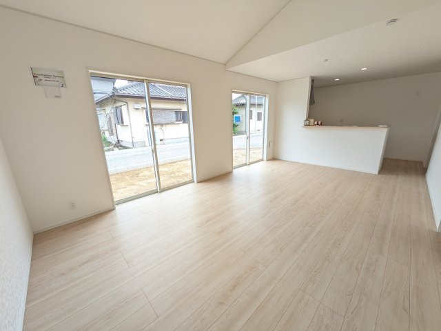 つくば市高見原　第17　新築戸建て　2号棟の居間・リビング|家族の会話が自然と弾む、広々としたゆとりのLDK。南西向きの窓からたっぷりの光が射し込む明るく快適な空間です。