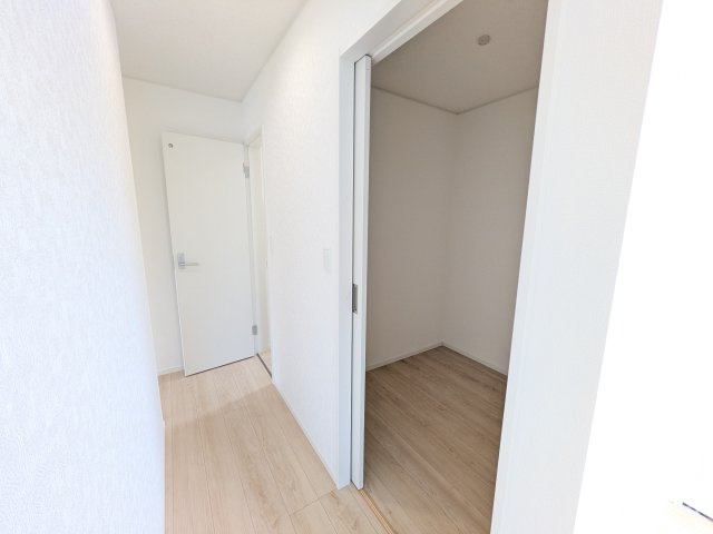 つくば市高見原　第17　新築戸建て　2号棟の収納|季節ごとに衣替え不要！衣類をまとめて収納できる大容量WIC。衣類以外にも収納できる多目的な空間です。