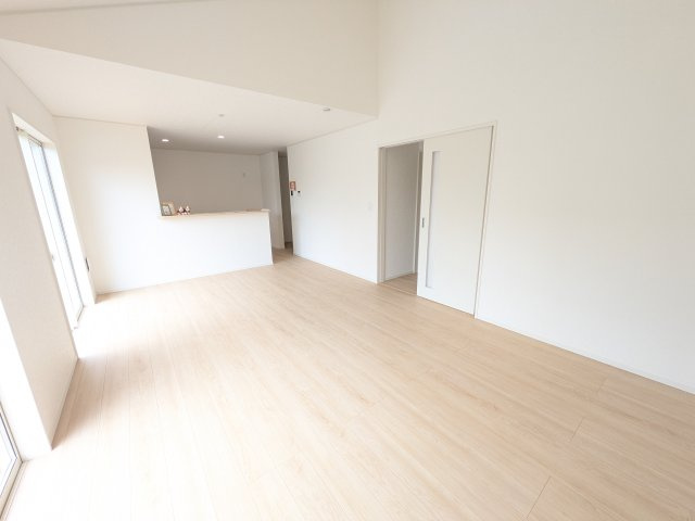 つくば市高見原　第17　新築戸建て　2号棟の居間・リビング|居心地の良いデザインと機能性を両立。ご友人を招いたり、趣味を楽しんだり、様々なシーンで活躍する団らんの中心地です。