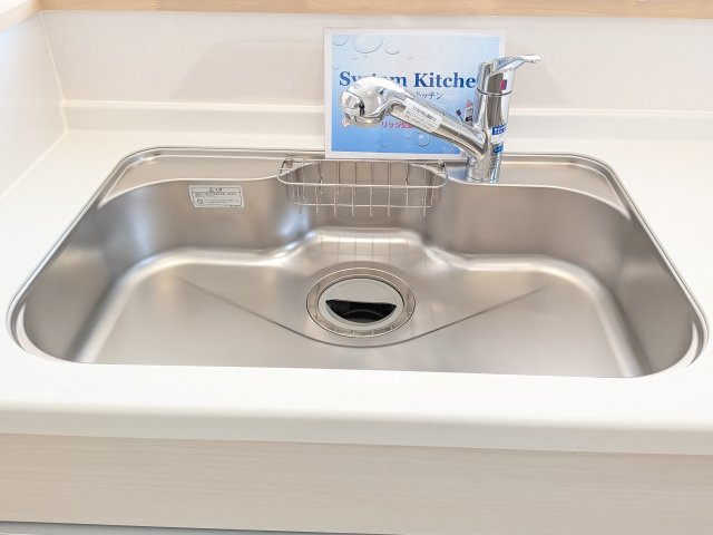 つくば市高見原　第17　新築戸建て　2号棟のキッチン|大きな鍋やフライパンも洗いやすい深型のシンク。泡や水ハネを抑える設計で、キッチン周りを汚しにくいのが魅力です。