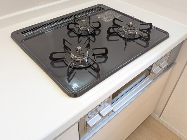 つくば市高見原　第17　新築戸建て　2号棟のキッチン|忙しい毎日の調理をサポートする三ツ口コンロ。
煮る・焼く・温めると同時進行で、効率よく時短料理が叶います♪