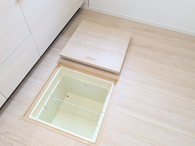 つくば市高見原　第17　新築戸建て　2号棟のキッチン|キッチン周りのストック品収納に便利な床下収納。
かさばる飲料水や調味料をまとめてストックでき、キッチンがスッキリ片付きます。