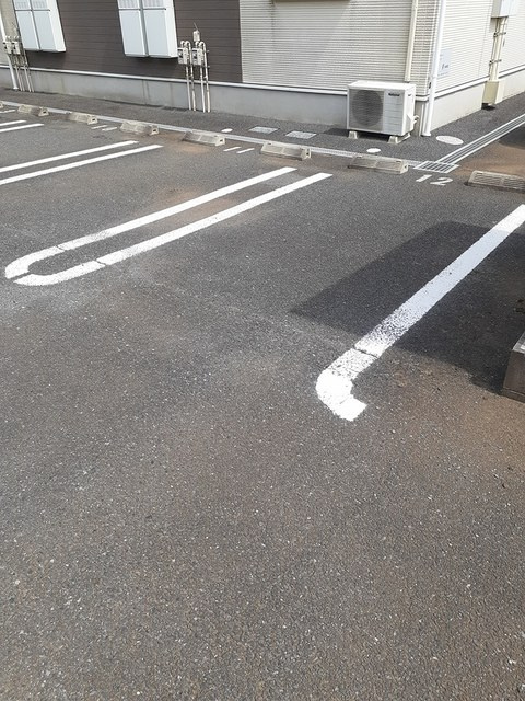 アルモニーBの駐車場