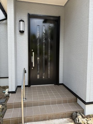 商談中　伊豆高原 すいらん荘別荘地　平坦地に建つリフォーム済み5SLDKの玄関|玄関外側は塗装済み