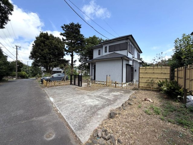 商談中　伊豆高原 すいらん荘別荘地　平坦地に建つリフォーム済み5SLDKの駐車場|駐車2台分あり
