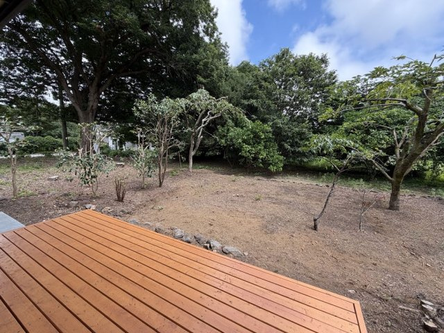 商談中　伊豆高原 すいらん荘別荘地　平坦地に建つリフォーム済み5SLDKの庭|リビング外のデッキ