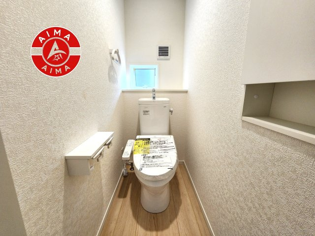 春日市伯玄町2丁目第1-2棟（1号棟）のトイレ|トイレ・ウォシュレット付。快適で衛生的な洗浄機能付温水シャワートイレです。収納や手すりもついてます。