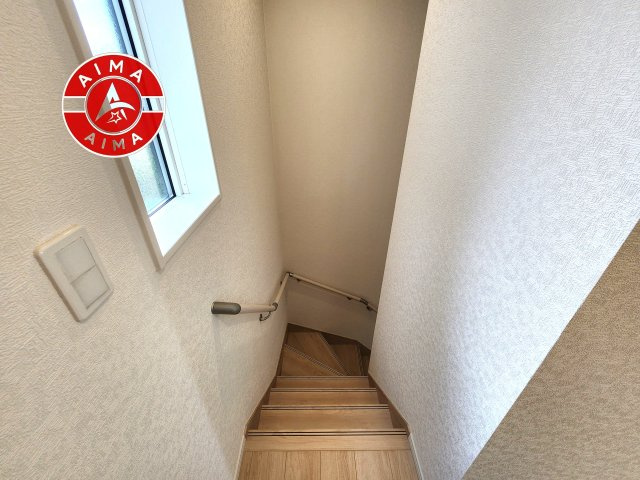 春日市伯玄町2丁目第1-2棟（1号棟）の内装|＜手すり付階段＞手すりがないと階段の昇り降りで危険なことはもちろん、壁に手をつきながら歩くことで壁紙が汚れやすくなります。すべての方に快適に昇り降りしていただくため、手すりを設置しました。