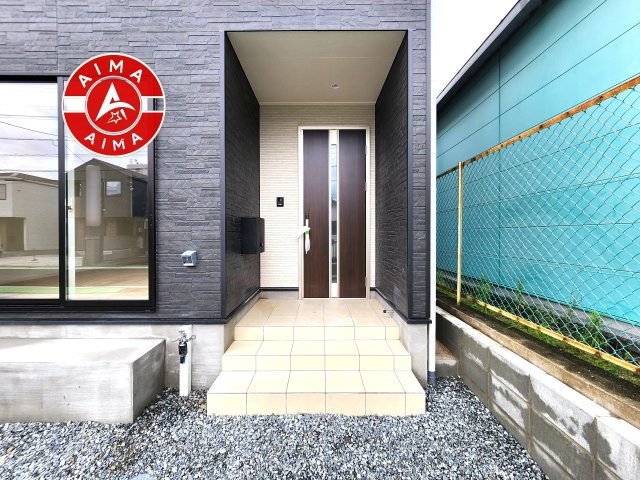 春日市伯玄町2丁目第1-2棟（1号棟）の玄関|地盤調査済 / 玄関へ向かうまでのアプローチに漂う上質が期待感をもたせます。玄関は建物の顔。落着きを醸し出した自己主張が心に訴えてきます。