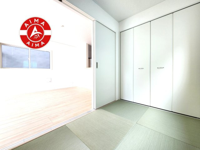 春日市伯玄町2丁目第1-2棟（1号棟）の和室|和室を上手に活用すると暮らし方の幅が広がります。例えば普段は開け放して、子供の小さいうちはお昼寝や遊びのスペースに。畳はソフトなので転んでもケガをしにくく安心です