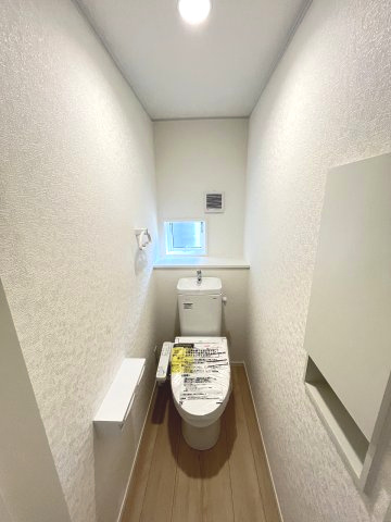 【トイレ】 | 春日市伯玄町2丁目第1　1号棟（全2棟）【仲介手数料無料・0円】 | 現地写真。1階のトイレです。