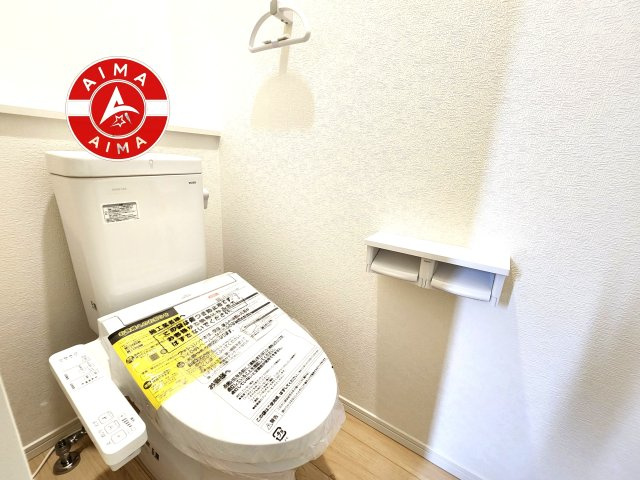 春日市伯玄町2丁目第1-2棟（2号棟）のトイレ|トイレ・ウォシュレット付。快適で衛生的な洗浄機能付温水シャワートイレです。収納や手すりもついてます。