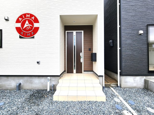 春日市伯玄町2丁目第1-2棟（2号棟）の玄関|地盤調査済 / 玄関へ向かうまでのアプローチに漂う上質が期待感をもたせます。玄関は建物の顔。落着きを醸し出した自己主張が心に訴えてきます。