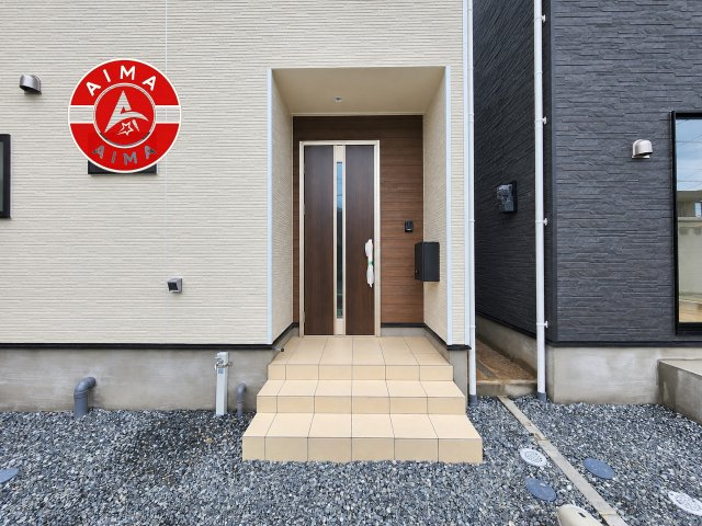春日市伯玄町2丁目第1-2棟（2号棟）の玄関|地盤調査済 / 玄関へ向かうまでのアプローチに漂う上質が期待感をもたせます。玄関は建物の顔。落着きを醸し出した自己主張が心に訴えてきます。