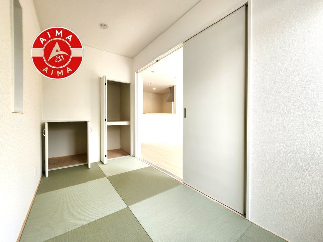 春日市伯玄町2丁目第1-2棟（2号棟）の和室|和室を上手に活用すると暮らし方の幅が広がります。例えば普段は開け放して、子供の小さいうちはお昼寝や遊びのスペースに。畳はソフトなので転んでもケガをしにくく安心です