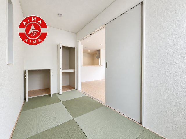 春日市伯玄町2丁目第1-2棟（2号棟）の和室|和室を上手に活用すると暮らし方の幅が広がります。例えば普段は開け放して、子供の小さいうちはお昼寝や遊びのスペースに。畳はソフトなので転んでもケガをしにくく安心です