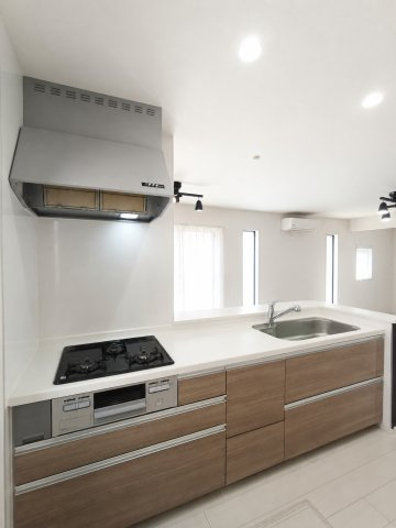 三郷市　戸ケ崎1丁目　中古戸建のキッチン|収納豊富なシステムキッチンでお料理も効率的に楽しむ事ができます♪　※プライバシー保護の為、画像加工しております