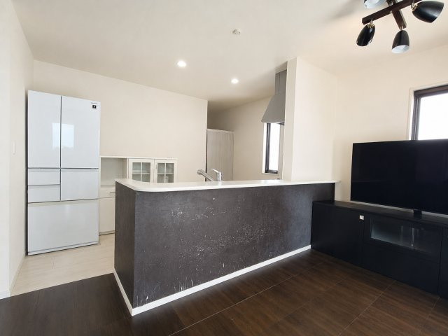 三郷市　戸ケ崎1丁目　中古戸建のキッチン|人気のカウンター付オープンキッチン♪　※プライバシー保護の為、画像加工しております