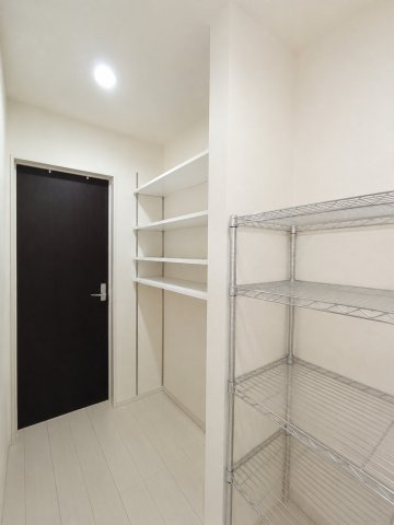 三郷市　戸ケ崎1丁目　中古戸建の収納|キッチンの後ろには大型パントリー完備♪買いだめ・ストックはかどります♪　※プライバシー保護の為、画像加工しております