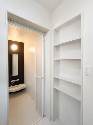 三郷市　戸ケ崎1丁目　中古戸建の脱衣所|洗面室には人気の壁面収納完備♪　※プライバシー保護の為、画像加工しております