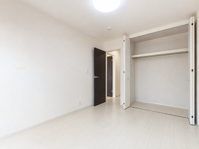 三郷市　戸ケ崎1丁目　中古戸建の洋室|大きな収納のついたお部屋で、スッキリ広々お使いいただけます♪　※プライバシー保護の為、画像加工しております