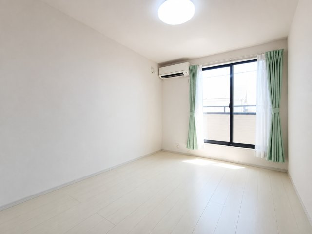 三郷市　戸ケ崎1丁目　中古戸建の洋室|明るい洋室で、子供部屋や趣味の部屋にぴったり♪　※プライバシー保護の為、画像加工しております