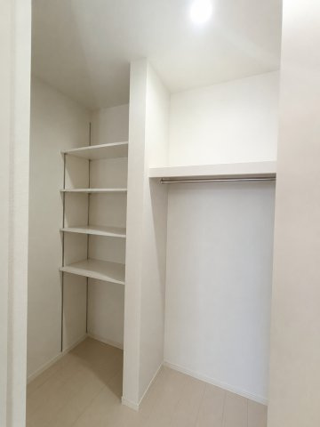 三郷市　戸ケ崎1丁目　中古戸建の収納|主寝室には大型ウォークインクローゼット完備♪　※プライバシー保護の為、画像加工しております