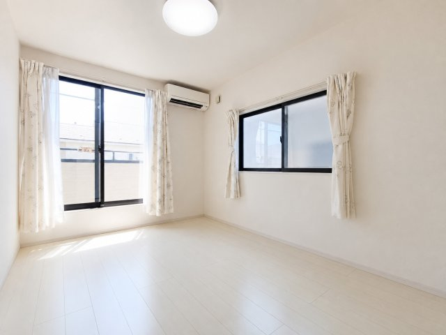 三郷市　戸ケ崎1丁目　中古戸建の洋室|2階の洋室は全室南向きです♪　※プライバシー保護の為、画像加工しております