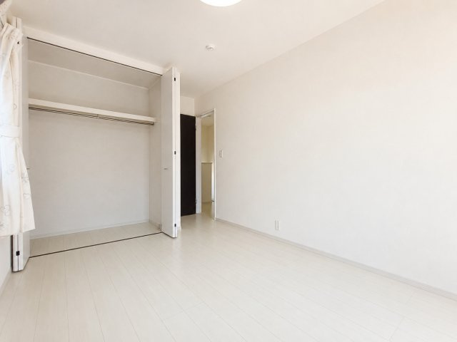 三郷市　戸ケ崎1丁目　中古戸建の洋室|全居室に収納完備♪お部屋がスッキリ使えます♪　※プライバシー保護の為、画像加工しております