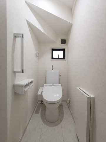 三郷市　戸ケ崎1丁目　中古戸建のトイレ|トイレットペーパーなどがキレイに納まる、壁面収納がついています♪　※プライバシー保護の為、画像加工しております