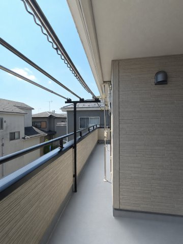 三郷市　戸ケ崎1丁目　中古戸建のバルコニー|お洗濯に便利な広々としたバルコニー付き♪　※プライバシー保護の為、画像加工しております