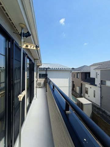 三郷市　戸ケ崎1丁目　中古戸建のバルコニー|開放的で明るい空間を演出してくれるバルコニーです♪　※プライバシー保護の為、画像加工しております