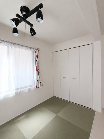 三郷市　戸ケ崎1丁目　中古戸建の和室|大きな収納もついた畳コーナーです♪　※プライバシー保護の為、画像加工しております