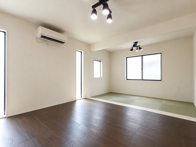 三郷市　戸ケ崎1丁目　中古戸建の居間・リビング|畳コーナーと一体で使える機能的なリビングです♪　※プライバシー保護の為、画像加工しております