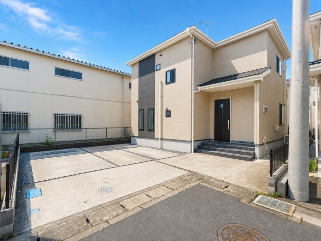 三郷市　戸ケ崎1丁目　中古戸建の外観|飽きのこない洗練されたデザイン　※プライバシー保護の為、画像加工しております