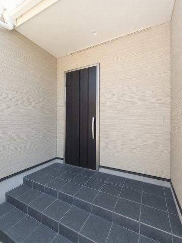 三郷市　戸ケ崎1丁目　中古戸建の玄関|毎日通る玄関はこちらです♪　※プライバシー保護の為、画像加工しております