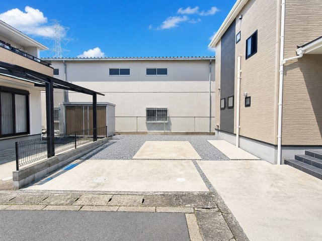三郷市　戸ケ崎1丁目　中古戸建の駐車場|車種により3台駐車可能です♪　※プライバシー保護の為、画像加工しております