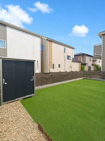 三郷市　戸ケ崎1丁目　中古戸建の庭|南側には人工芝敷の広いお庭があります♪ウッドデッキの設置もおススメです♪　※プライバシー保護の為、画像加工しております