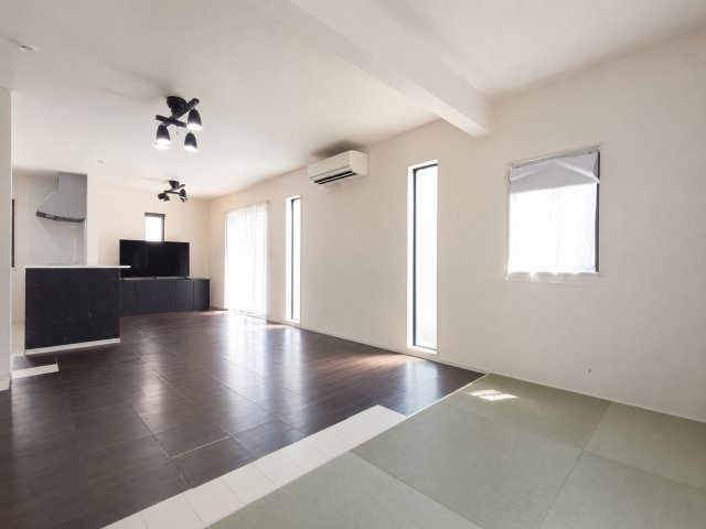 三郷市　戸ケ崎1丁目　中古戸建の居間・リビング|畳コーナーとあわせて20.75帖の広々としてLDKです♪　※プライバシー保護の為、画像加工しております
