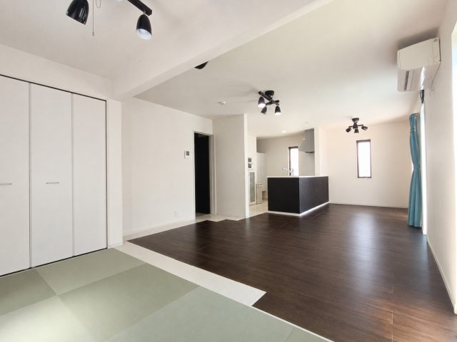 三郷市　戸ケ崎1丁目　中古戸建の居間・リビング|畳コーナーとあわせて20.75帖の広々としてLDKです♪　※プライバシー保護の為、画像加工しております