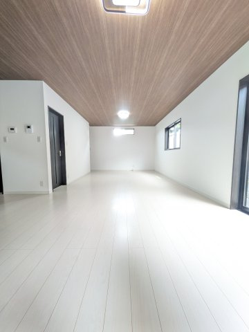 筑紫野市大字牛島の中古一戸建の居間・リビング|【LDK27帖】
