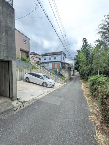 筑紫野市大字牛島の中古一戸建の前面道路含む現地写真