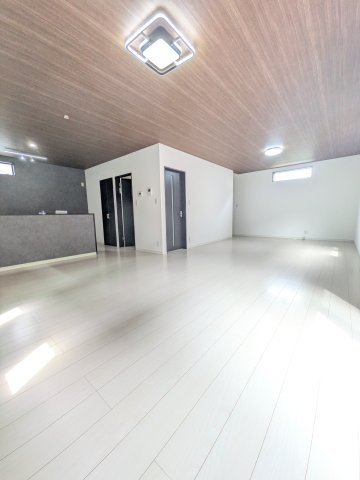 筑紫野市大字牛島の中古一戸建の居間・リビング|【リビング】
築年数が浅く建物の劣化も少ない状態です♪