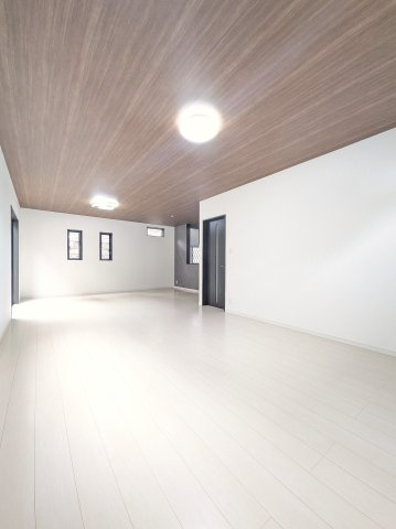 筑紫野市大字牛島の中古一戸建の居間・リビング|【リビング】
LDK27帖と十分な広さを確保♪お好きな家具もサイズを気にすることなく設置出来ます♪