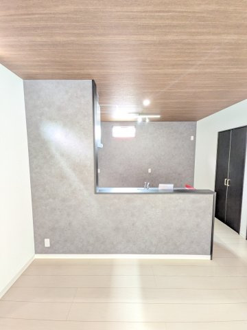 筑紫野市大字牛島の中古一戸建のキッチン|【カウンターキッチン】
アクセントクロスが室内の雰囲気を引き締め、家具との相性も◎♪