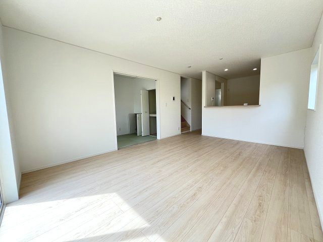 【居間・リビング】 | 春日市伯玄町2丁目第1　2号棟（全2棟）【仲介手数料無料・0円】 | 現地写真。