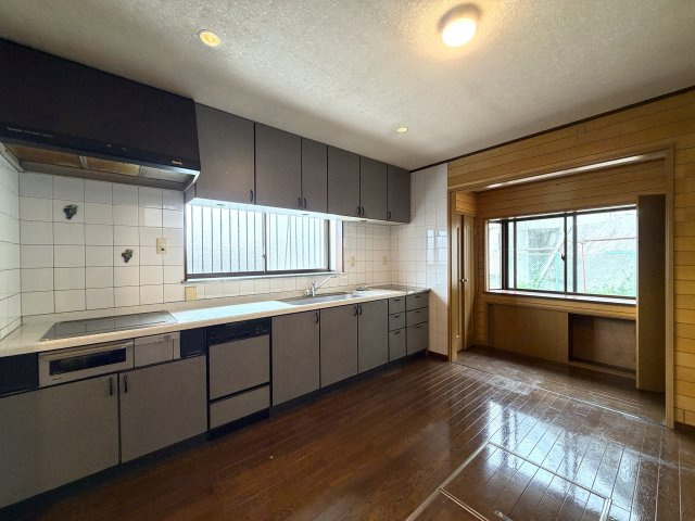 趣のある中古戸建。DIYで好きなように変身させるのもアリ！！この年代の建物だからこそ“活かし方”次第で魅せ方も大きく変えられる魔法の種。それが、『保土ケ谷区初音ケ丘』中古戸建のキッチン|お料理しやすいキッチンです