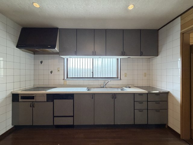 趣のある中古戸建。DIYで好きなように変身させるのもアリ！！この年代の建物だからこそ“活かし方”次第で魅せ方も大きく変えられる魔法の種。それが、『保土ケ谷区初音ケ丘』中古戸建のキッチン|お料理しやすいキッチンです