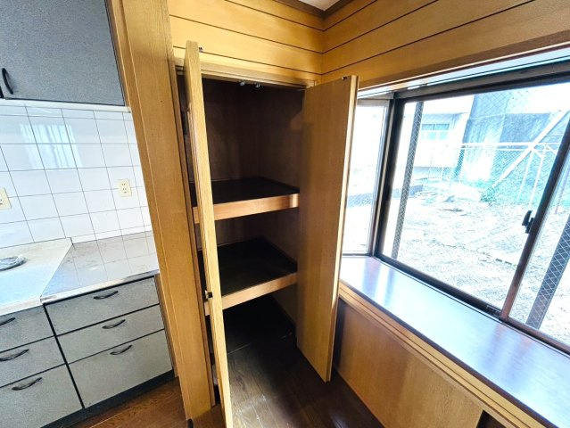 趣のある中古戸建。DIYで好きなように変身させるのもアリ！！この年代の建物だからこそ“活かし方”次第で魅せ方も大きく変えられる魔法の種。それが、『保土ケ谷区初音ケ丘』中古戸建の収納|専用の収納スペースです